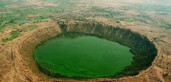 0410_lonar-crater-lake-1