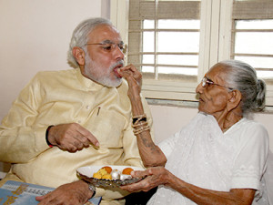 Narendra_Modi_seeks_his_mother's_blessings_on_his_birthday_on_17th_sept